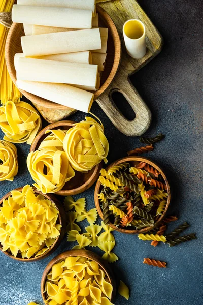 Italienische Pastasorte Auf Dunklem Betonhintergrund Mit Kopierraum — Stockfoto