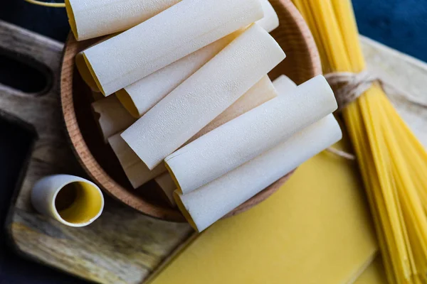 Italienische Pastasorte Auf Dunklem Betonhintergrund Mit Kopierraum — Stockfoto