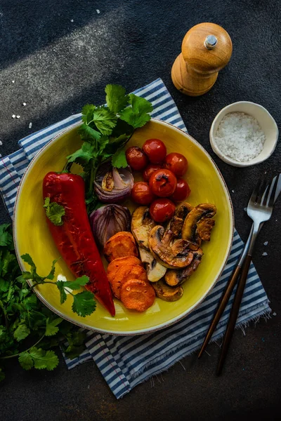 Concept Aliments Sains Avec Légumes Grillés Bio Servis Pour Dîner — Photo