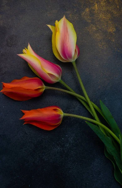 Piękny Bukiet Kwiatów Tulipan Jako Prezent Wakacje Wnętrzu — Zdjęcie stockowe