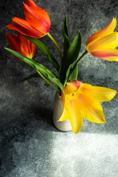 Güzel Lale Çiçekleri Tatil Hediyesi Olarak Kısımda — Stok fotoğraf