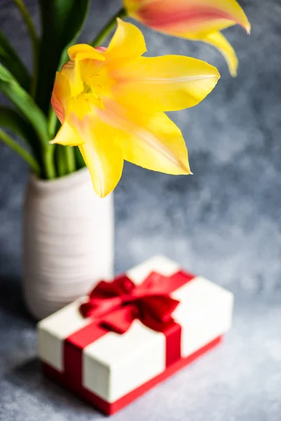 Hermoso Ramo Flores Tulipán Como Regalo Vacaciones Interior —  Fotos de Stock