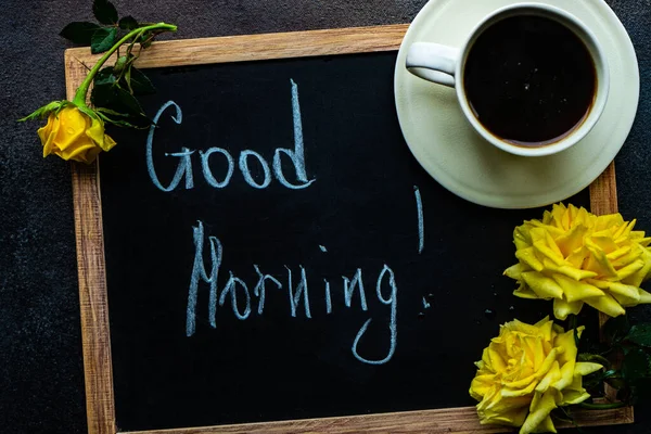 Tasse Kaffee Und Frische Gelbe Rosen Auf Rustikalem Hintergrund Mit — Stockfoto