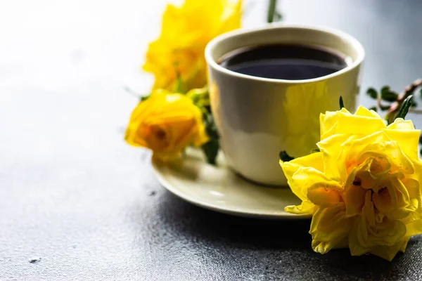 Kopje Koffie Frisse Gele Rozen Rustieke Achtergrond Met Kopieerruimte — Stockfoto