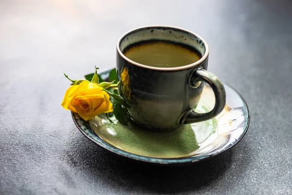 雨后新鲜的黄色玫瑰 放在带有仿制空间的乡村背景的咖啡杯中 — 图库照片