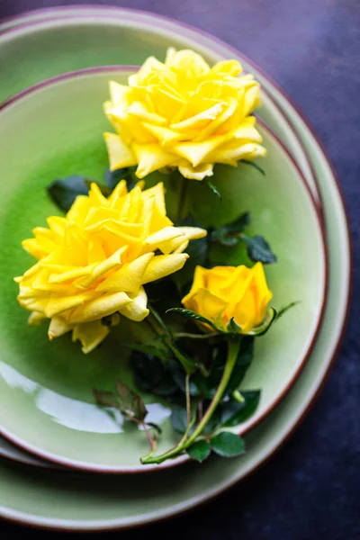 コピースペースのある素朴なテーブルの上に黄色のバラと刃物でテーブルセッティング — ストック写真