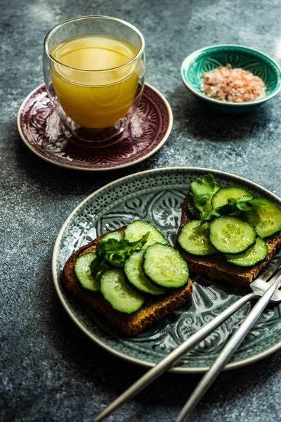 Egészséges Ebéd Koncepció Toasts Bio Uborka Rakéta Gyógynövény Rózsaszín Háttér — Stock Fotó