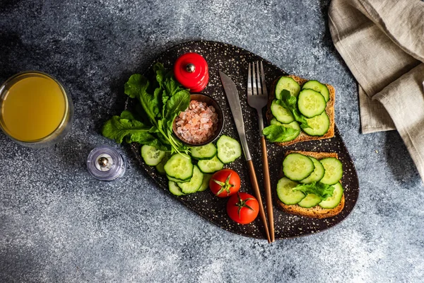 Healthy Lunch Concept Toasts Organic Cucumber Rocket Herb Pink Salt — Stock Photo, Image