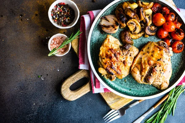 Grillezett Csirkehús Zöldség Tálcán Fűszereken Kőalapon Másolóhellyel — Stock Fotó