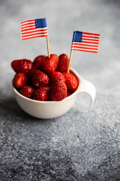 4Th July Celebration Card Concept Fresh Strawberries Festive Stuff Grey — Stock Photo, Image