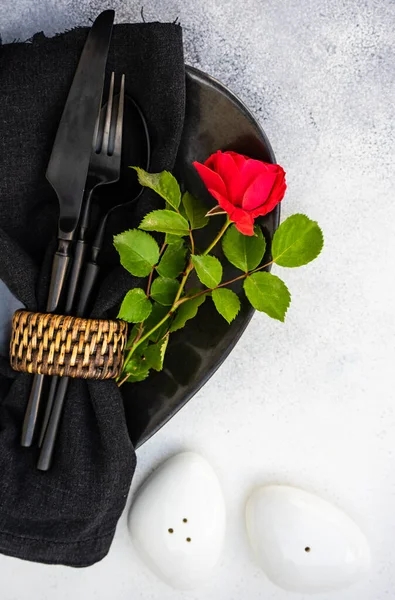 Table Setting Fresh Red Rose Flower Black Plate Cutlery Stone — Stock Photo, Image