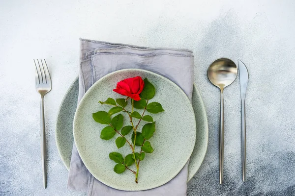 Tischdekoration Mit Frischer Roter Rose Auf Steingrauen Tellern Auf Betongrund — Stockfoto