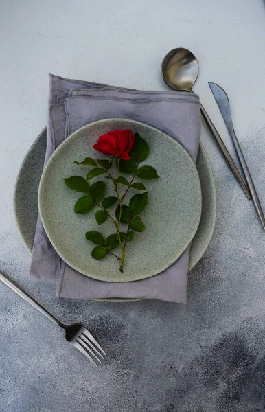 Apparecchiatura Tavola Con Fresco Fiore Rosa Rossa Lastre Grigio Pietra — Foto Stock