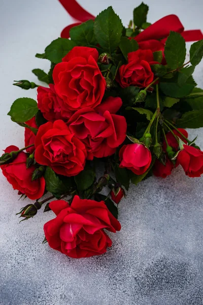 ギフトカードのコンセプトとしてコピースペースとグレーのコンクリートの背景に新鮮な赤いバラ — ストック写真