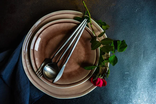 Table Setting Fresh Red Rose Flower Pink Ceramic Plate Cutlery — Stock Photo, Image