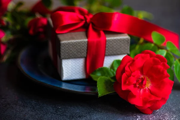 Table Setting Fresh Red Rose Flower Dark Blue Plate Gift — Stock Photo, Image