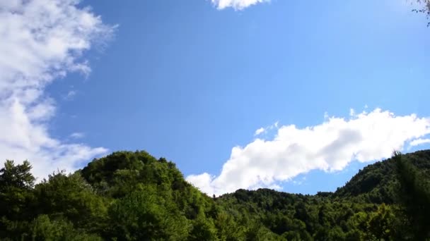 Nuvens e montanha — Vídeo de Stock