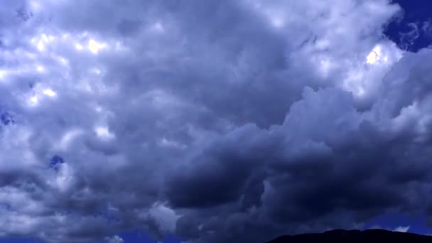 Темні хмари чекають шторму — стокове відео