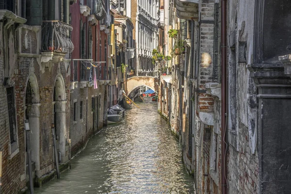 Una calle típica de Venecia — Foto de Stock