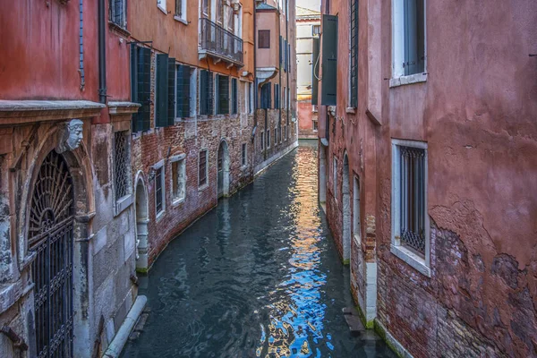 Una calle típica de Venecia — Foto de Stock