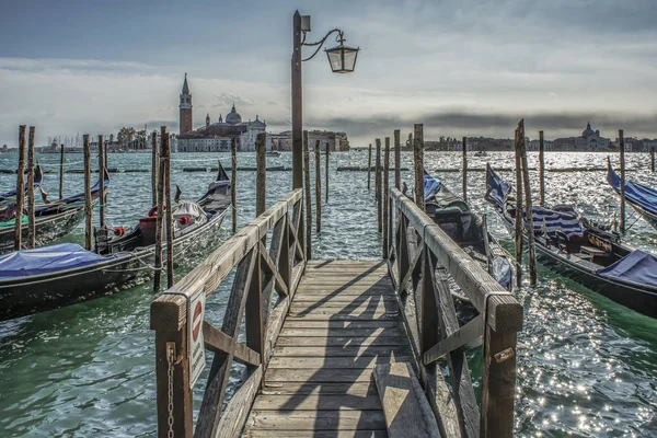 Un barco típico de Venecia — Foto de Stock