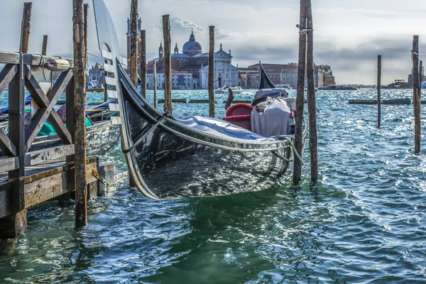 Un barco típico de Venecia — Foto de Stock