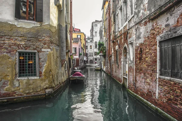 Характерною частиною водного у Венеції — стокове фото