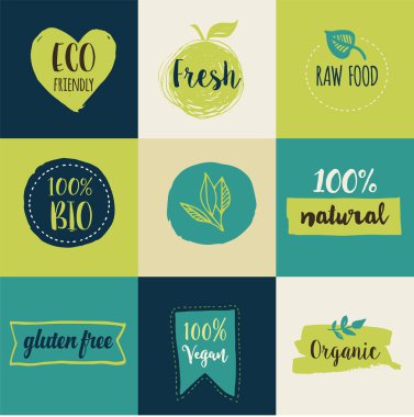 Biyoloji, ekoloji, organik logolar ve ikonlar, etiket, Etiketler. Elle çizilmiş biyo sağlıklı gıda rozetleri, çiğ, vegan, sağlıklı gıda işaret, organik ve öğeleri kümesi kümesi