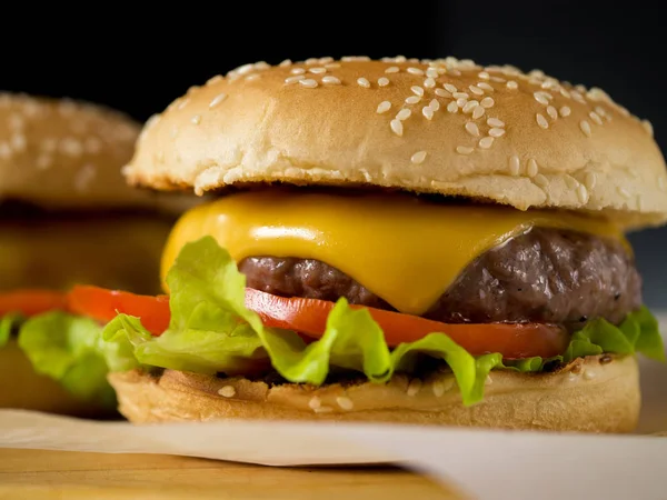 Zwei frisch zubereitete Burger — Stockfoto