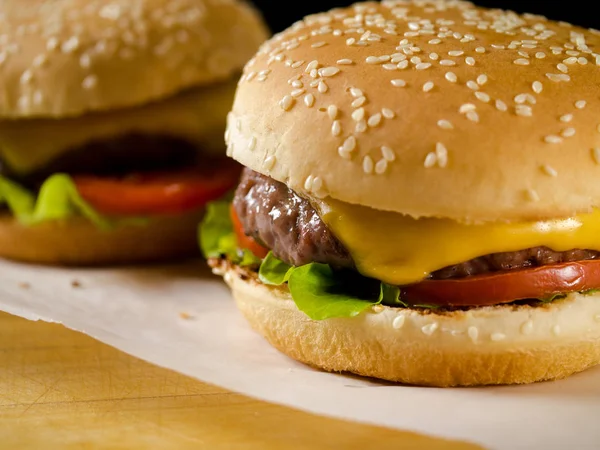 Dois hambúrgueres recém-feitos — Fotografia de Stock