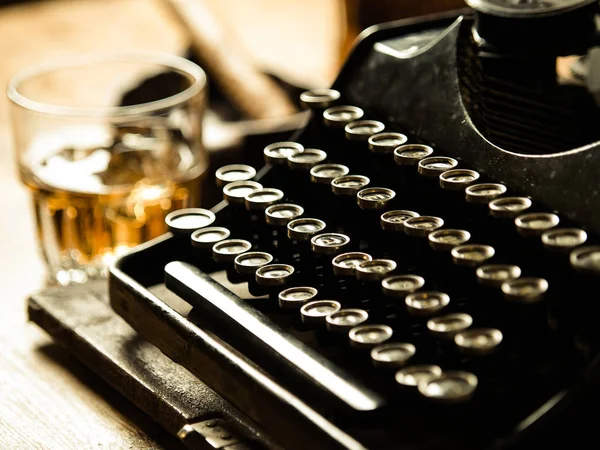 Writers night with a glass of whiskey — Stock Photo, Image