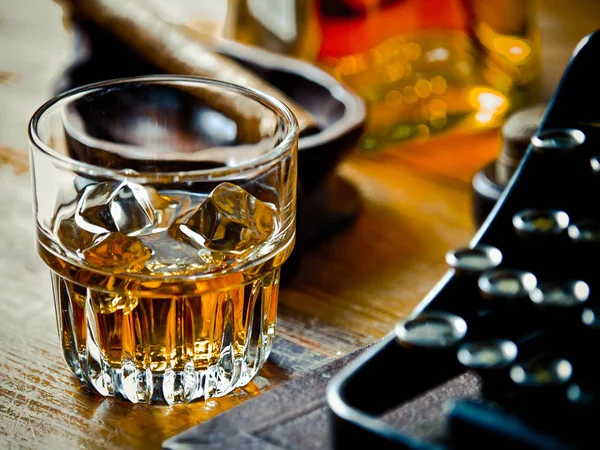 Schriftstellernacht mit einem Glas Whisky — Stockfoto