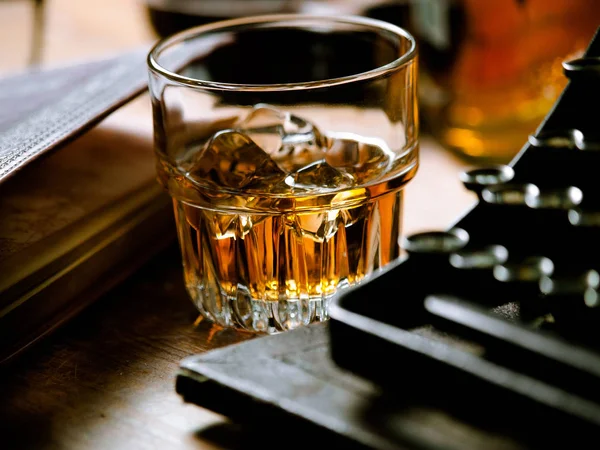 Noc pisarzy z kieliszek whisky — Zdjęcie stockowe