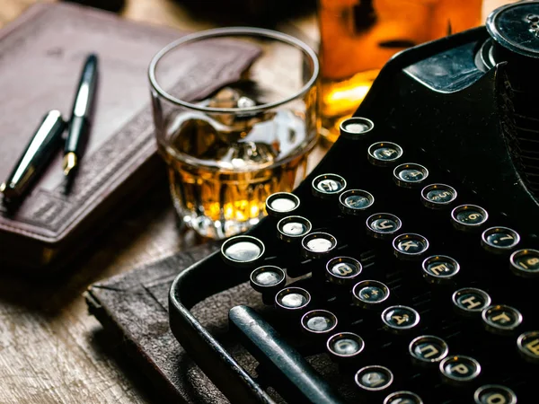 Schriftstellernacht mit einem Glas Whisky — Stockfoto