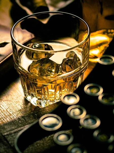 Writers night with a glass of whiskey — Stock Photo, Image