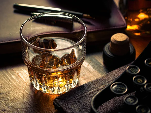 Noche de escritores con un vaso de whisky — Foto de Stock