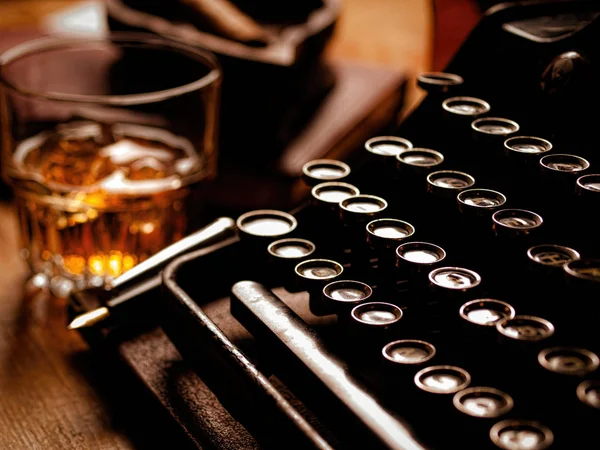 Writers night with a glass of whiskey — Stock Photo, Image