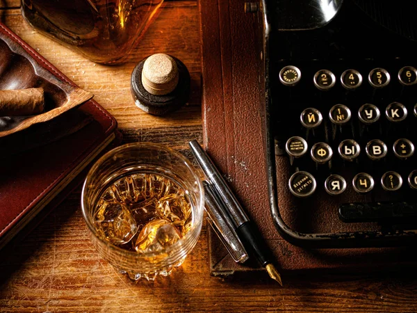 Noche de escritores con un vaso de whisky —  Fotos de Stock