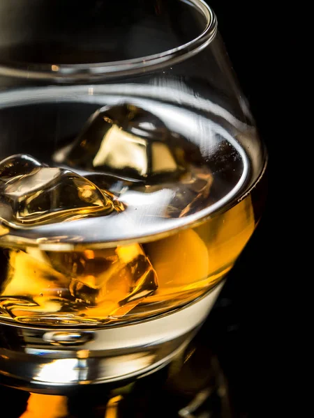 Whisky en las rocas — Foto de Stock