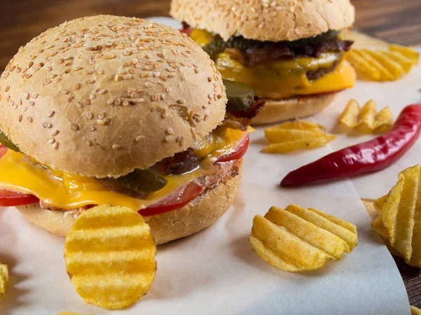 Freshly made burgers with crisps — Stock Photo, Image