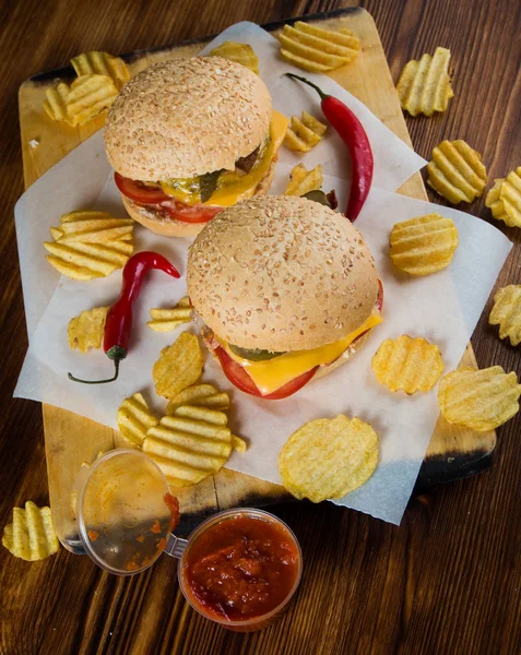 갓 만든 칩과 햄버거 — 스톡 사진