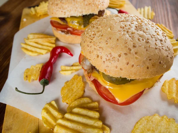 Freshly made burgers with crisps — Stock Photo, Image