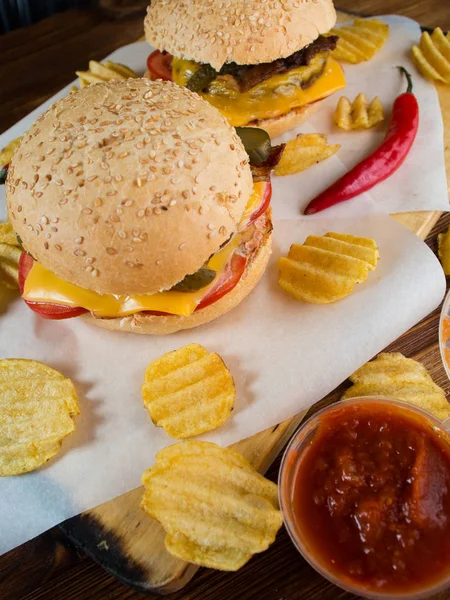 Frisch zubereitete Burger mit Chips — Stockfoto