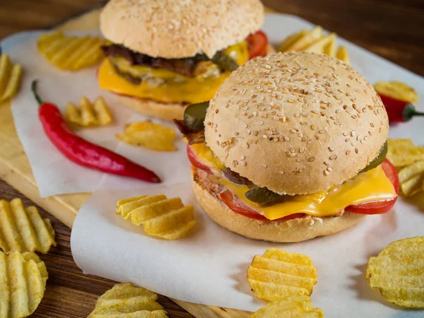 Hambúrgueres recém-feitos com batatas fritas — Fotografia de Stock