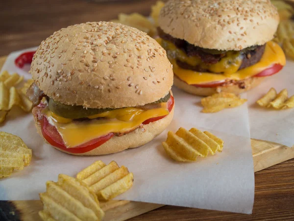 Hamburgers fraîchement préparés avec des chips — Photo