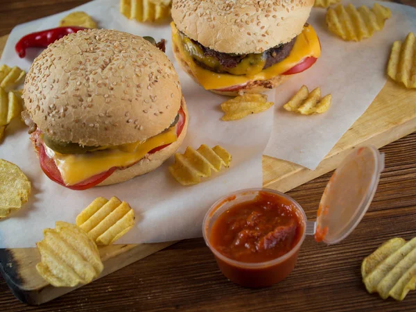 갓 만든 칩과 햄버거 — 스톡 사진
