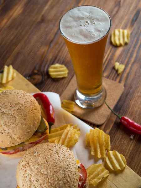 Hamburger appena fatti con patatine — Foto Stock