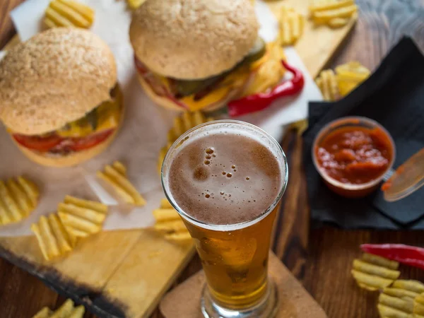 Frisch zubereitete Burger mit Chips — Stockfoto