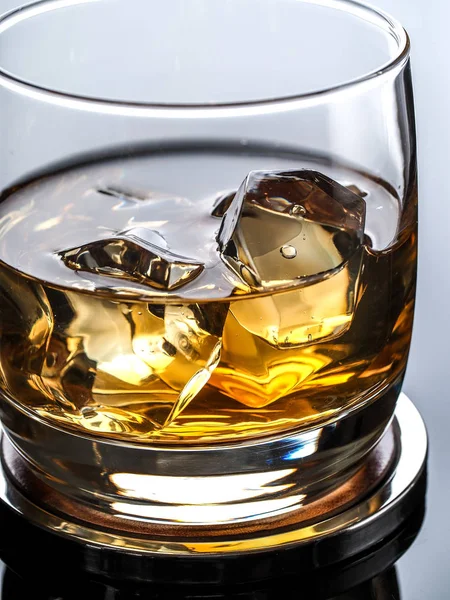 Whisky sulle rocce — Foto Stock