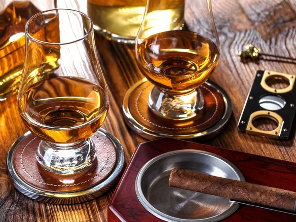 Two glencairn glasses of whisky — ストック写真